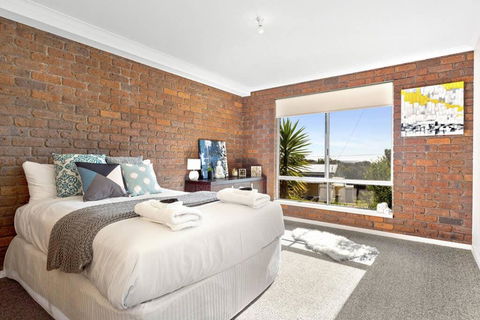 SEASIDE SERENITY 2 - L'Abode Accommodation - Accommodation Redcliffe 1