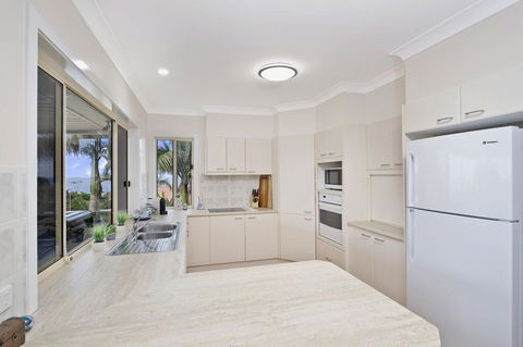 SEAVIEW DREAM - Bonny Hills - Accommodation Redcliffe 3