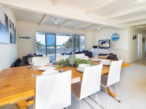 Seaview Getaway - Accommodation Redcliffe 3