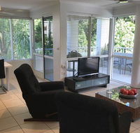 Secluded tropical apartment - Accommodation Redcliffe
