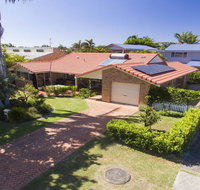 SECRET GARDEN - WiFi - Netflix - Pet Friendly - Accommodation Redcliffe