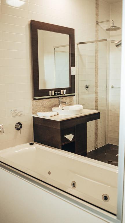 Sfera's Park Suites & Convention Centre - Accommodation Redcliffe 3