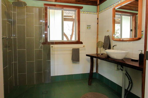 Shady Creek Eco Cabin, Peaceful Country Getaway - Accommodation Redcliffe 3