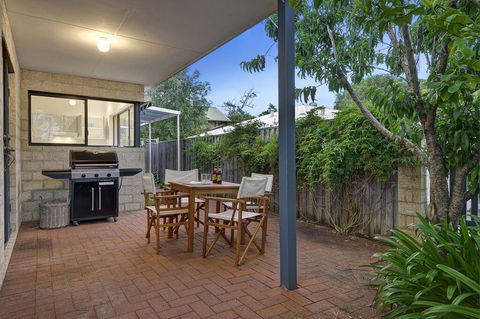 Shady Sheas - Accommodation Redcliffe 3