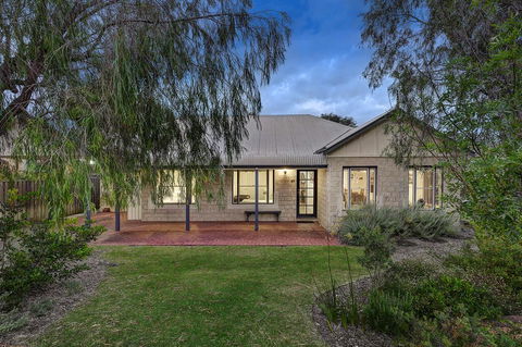 Shady Sheas - Accommodation Redcliffe 0