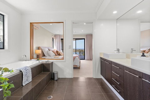 Shawhaven - Accommodation Redcliffe 3