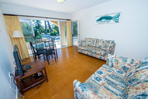 Shoal Bay Avenue, Unit 2/7 - Accommodation Redcliffe 1