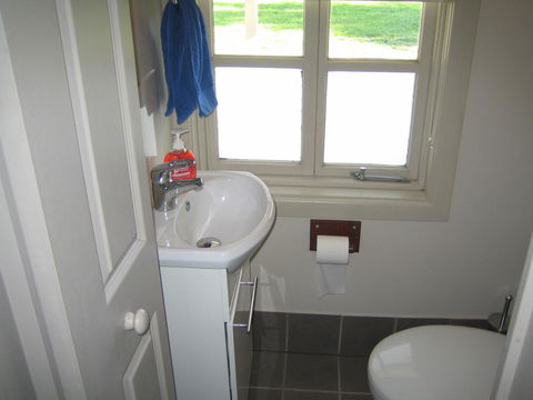 Showgrounds Cottage Naracoorte - Accommodation Redcliffe 2
