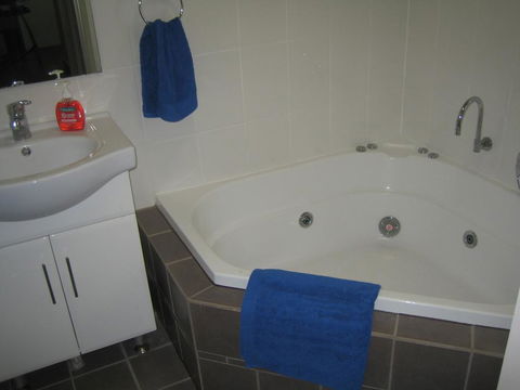 Showgrounds Cottage Naracoorte - Accommodation Redcliffe 3