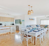Sienna by the Sea - spacious coastal getaway - Accommodation Redcliffe