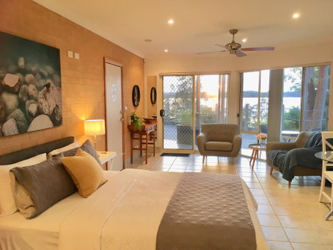 SilverWaters Waterfront Accommodation - Accommodation Redcliffe 1
