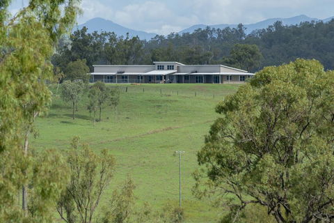 Skyline Farm House - Accommodation Redcliffe 1