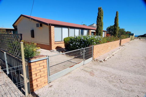 Smoky Bay Holiday House - Accommodation Redcliffe 2