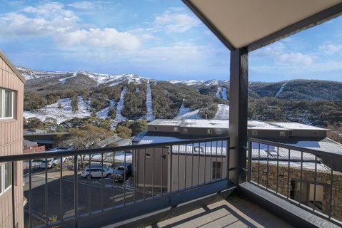 Snowman 8 - Accommodation Redcliffe 2