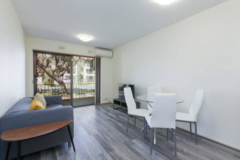 South Perth Perfect Location Free WIFI & Parking - Accommodation Redcliffe 0