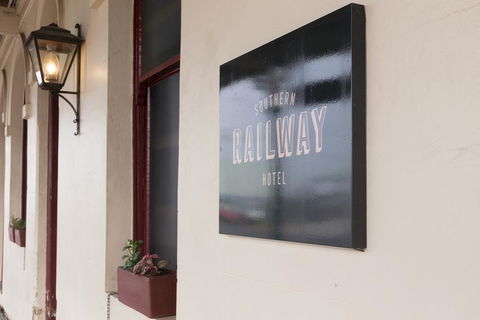 Southern Railway Hotel - Accommodation Redcliffe 2