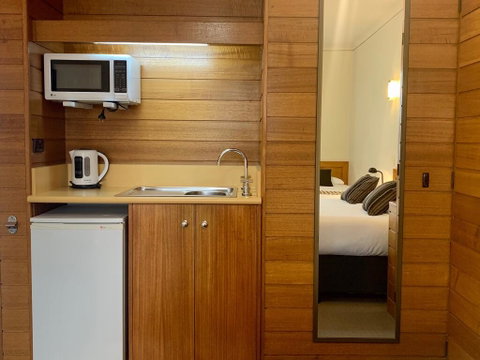Sovereign Park Motor Inn - Accommodation Redcliffe 2
