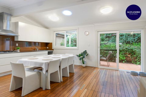 Spacious & Relaxed 4 Bed House - Pets Welcome - Accommodation Redcliffe 0