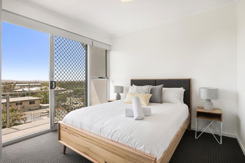 Spacious Apartment With Generous Entertaining - Accommodation Redcliffe 2