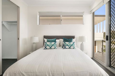 Spacious Apartment With Generous Entertaining - Accommodation Redcliffe 3