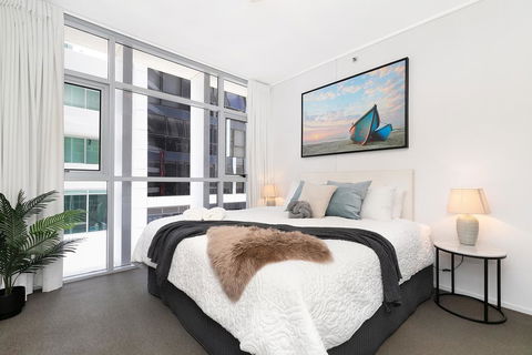Spacious Executive 3 Bedroom - Brisbane CBD - Views - Pool - WIFI - Free Parking - Accommodation Redcliffe 2