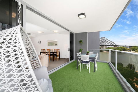 Spacious Executive 3 Bedroom - Brisbane CBD - Views - Pool - WIFI - Free Parking - Accommodation Redcliffe 1