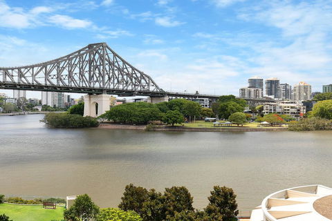 Spacious Executive 3 Bedroom - Brisbane CBD - Views - Pool - WIFI - Free Parking - Accommodation Redcliffe 0