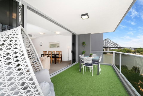 Spacious Executive 3 Bedroom - Brisbane CBD - Views - Pool - WIFI - Free Parking - Accommodation Redcliffe 1