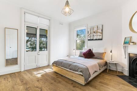 Spacious Harbour View 4bd Home In Sydney CBD - Accommodation Redcliffe 3