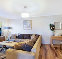 Spacious Renovated Apartment In Quiet Area - Accommodation Redcliffe