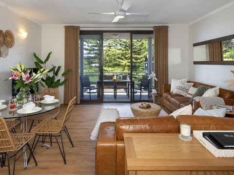 St Tropez Beachside Luxe - Accommodation Redcliffe 1