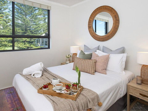 St Tropez Beachside Luxe - Accommodation Redcliffe 2