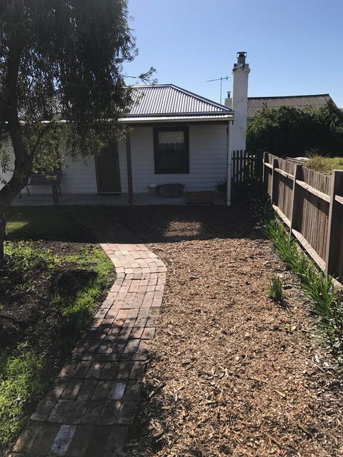 Stable Cottage - Accommodation Redcliffe 3