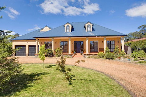 Stately Bowral Designer Home - Accommodation Redcliffe 0