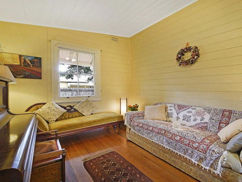 Station Masters Cottage - Classic Quaint & Nostalgia - Accommodation Redcliffe 2