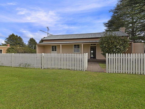 Station Masters Cottage - Classic Quaint & Nostalgia - Accommodation Redcliffe 0