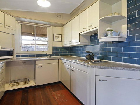 Station Masters Cottage - Classic Quaint & Nostalgia - Accommodation Redcliffe 1