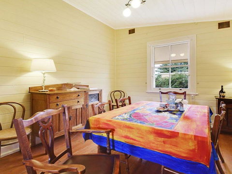 Station Masters Cottage - Classic Quaint & Nostalgia - Accommodation Redcliffe 3