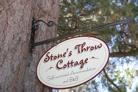 Stone's Throw Cottage Bed And Breakfast - Accommodation Redcliffe 1