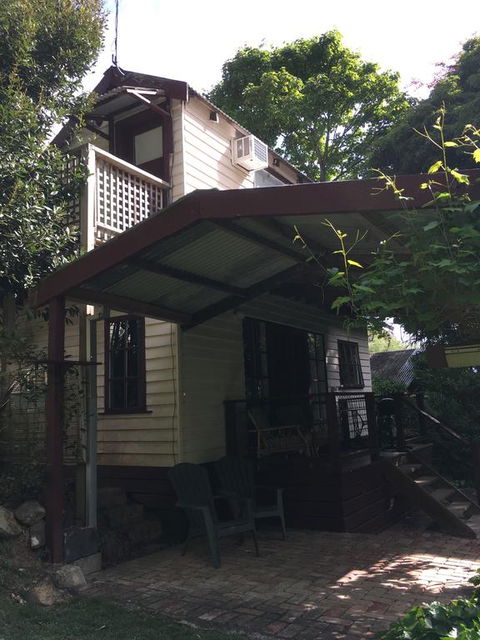 Stone's Throw Cottage Bed And Breakfast - Accommodation Redcliffe 2