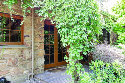Stonehenge Retreat - Accommodation Redcliffe 0