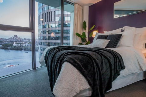 Story Bridge/River Views,  Pool, Gym, Netflix, Carpark - Accommodation Redcliffe 3