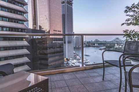 Story Bridge/River Views,  Pool, Gym, Netflix, Carpark - Accommodation Redcliffe 2