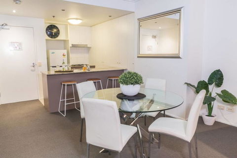 Story Bridge/River Views,  Pool, Gym, Netflix, Carpark - Accommodation Redcliffe 1