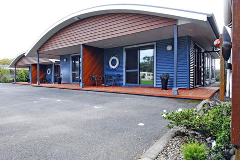 Strahan Bungalows - Accommodation Redcliffe 0