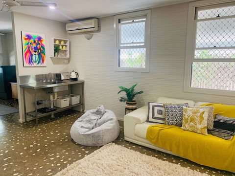 Stranded In Oz Stay In Relaxing Environment, FREE WIFI, NETFLIX, POOL, AIR CON - Accommodation Redcliffe 2