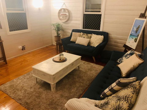 Stranded In Oz Stay In Relaxing Environment, FREE WIFI, NETFLIX, POOL, AIR CON - Accommodation Redcliffe 1