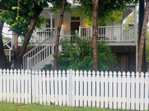 Stranded In Oz Stay In Relaxing Environment, FREE WIFI, NETFLIX, POOL, AIR CON - Accommodation Redcliffe 0