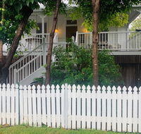 Stranded in Oz Stay in Relaxing Environment FREE WIFI NETFLIX POOL AIR CON - Accommodation Redcliffe