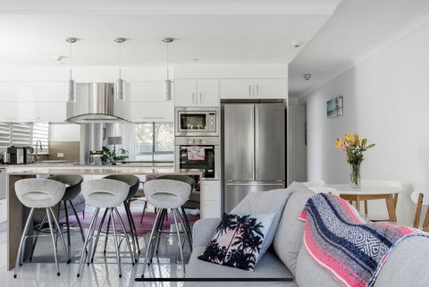 Stunning Burleigh Beach Apartment - Accommodation Redcliffe 0